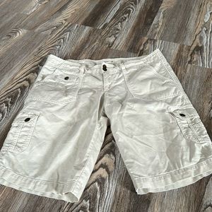 Women’s American Eagle Outfitter’s Bermuda Cargo Shorts Great Condition!